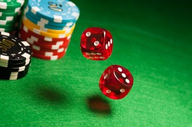 Antarmuka aplikasi mobile ratu338 menampilkan pasar sportsbook Liga 1 dan permainan kasino langsung
